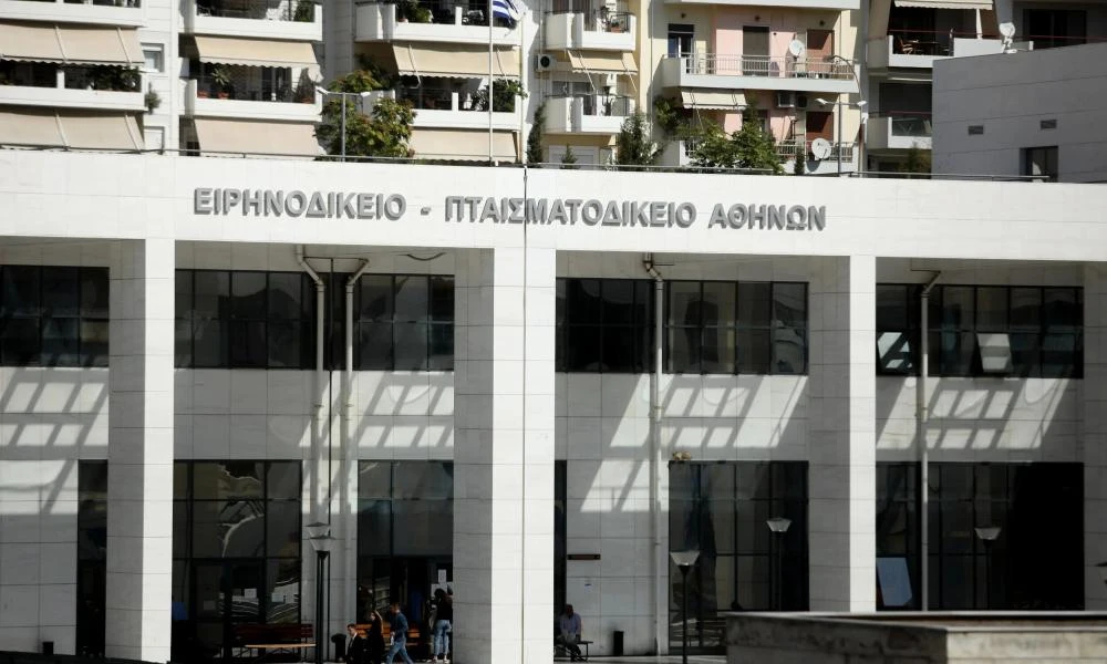 Συναγερμός στο Κορωπί: Eξερράγη εκρηκτικός μηχανισμός στο Eιρηνοδικείο